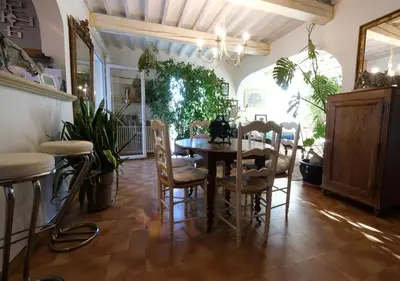 a garden with blue vases and plants in front of a house at jolie location, maison avec piscine et joli jardin fleuri, à oppède dans le luberon en provence – 6 personnes in Oppède