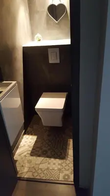 a bathroom with a white toilet and a sink at appartement de charme dans le luberon in Lagnes