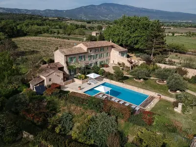 an aerial view of a villa with a swimming pool at Pavillon Lou in Crillon-le-Brave