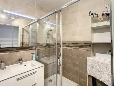 a bathroom with a shower and a sink at Au pied du Château de l'Empéri in Salon-de-Provence