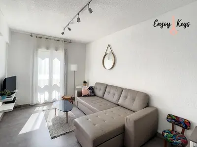 a living room with a couch and a tv at Au pied du Château de l'Empéri in Salon-de-Provence