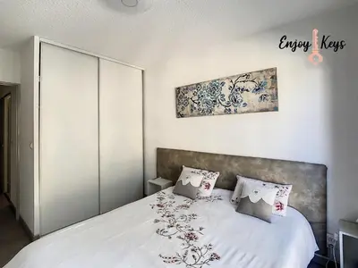 a bedroom with a bed with white sheets and pillows at Au pied du Château de l'Empéri in Salon-de-Provence
