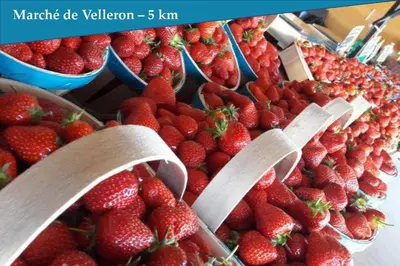 a display of strawberries in baskets at a market at Les Bastidons de L'Isle - st ju- 3 étoiles in LʼIsle-sur-la-Sorgue