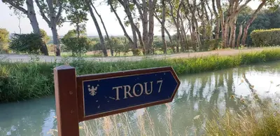 an empty street in an alley between two buildings at Côté Golf, bel appartement RDC avec terrasses dans Golf, piscine, tennis, à 5mn de l'Isle sur la Sorgue in Saumane-de-Vaucluse