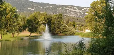 a group of people riding in canoes down a river at Côté Golf, bel appartement RDC avec terrasses dans Golf, piscine, tennis, à 5mn de l'Isle sur la Sorgue in Saumane-de-Vaucluse