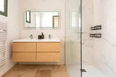a bathroom with a sink and a shower at Le marronnier 3: Superbe appart au coeur de la petite venise in LʼIsle-sur-la-Sorgue