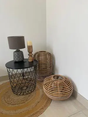 a room with a table with a lamp and baskets at Villa Lisa - piscine chauffée in LʼIsle-sur-la-Sorgue