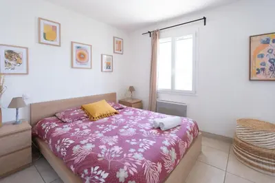 a bedroom with a bed with a purple blanket at Villa Anna - piscine privée proche du centre historique in LʼIsle-sur-la-Sorgue