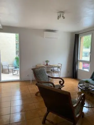 a living room with two chairs and a table at Beau T2 clim terrasse idéalement situé in Aix-en-Provence