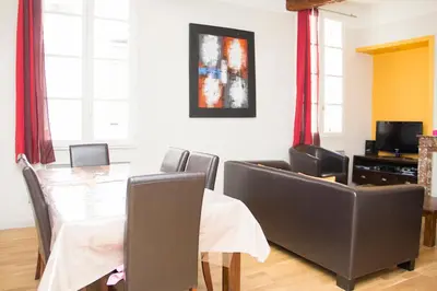 a dining room with a table and chairs at Appartement de Charme in Aix-en-Provence
