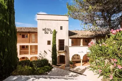 a building with a sign that reads motel oil lease at Résidence Hôtel du Golf de Pont Royal - maeva Home - Appartement climatisé ravissant 2 pièces 4 personnes - Prestige - super Home MAE-3104 in Mallemort