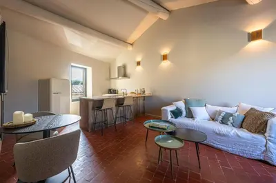 a living room with a couch and a kitchen at La Terrasse d'Eygalières in Eygalières