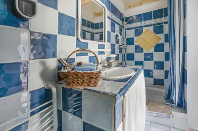 a bathroom with a sink and a basket on a counter at Clos des Hérissons - Chambres d'Hôte - Piscine & jardin in Lauris