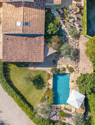 an overhead view of a pool with an umbrella at Une Oasis au Pays de Cézanne in Aix-en-Provence