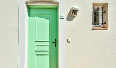 a green door on the side of a building at Les Maisons de Pont Royal en Provence - maeva Home - Maison 3 pièces 6 personnes - Sélection MAE-1676 in Mallemort