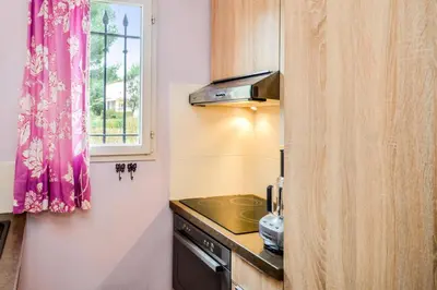 a small kitchen with a stove and a window at Les Maisons de Pont Royal en Provence - maeva Home - Maison climatisée 3 pièces 6 personnes - Sélection MAE-6972 in Mallemort