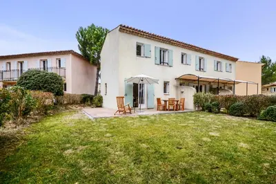 an exterior view of a house with a yard at Les Maisons de Pont Royal en Provence - maeva Home - Maison climatisée 3 pièces 6 personnes - Sélection MAE-6972 in Mallemort