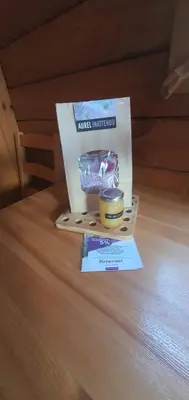 a box of a candle and a packet on a table at Aurel inattendu in Aurel