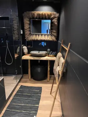 a bathroom with a sink and a mirror at La Suite TAMAN au centre de Salon in Salon-de-Provence