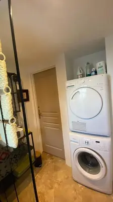 a washer and dryer in a small room at Les Remparts de Lauris Coeur Médiéval et Patio in Lauris