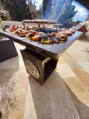 a grill on a table with food on it at Appartement charmant à Avignon, 45 m² avec piscine partagée in Avignon