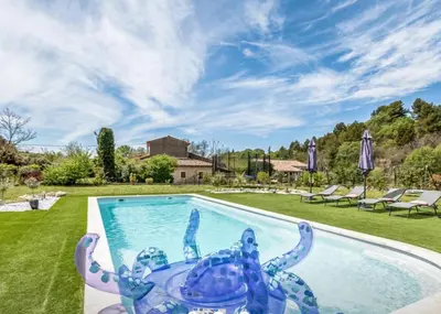 a large swimming pool with a blue crab in a yard at Villa 3 ch, 6/8p, avec piscine Luberon, Provence in Saignon