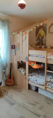 a bedroom with two bunk beds and a guitar at Villa 3 ch, 6/8p, avec piscine Luberon, Provence in Saignon