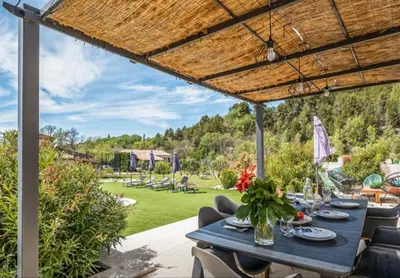 a patio with a blue table and chairs at Villa 3 ch, 6/8p, avec piscine Luberon, Provence in Saignon