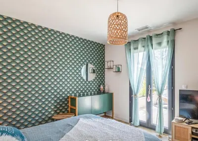 a bedroom with a green accent wall and a bed at Villa 3 ch, 6/8p, avec piscine Luberon, Provence in Saignon