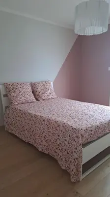 a bedroom with a bed with a pink bedspread at Maison paisible et ensoleillée in Avignon