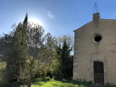 an old building with a window on the side of it at Appartement 3P Lubéron in Viens