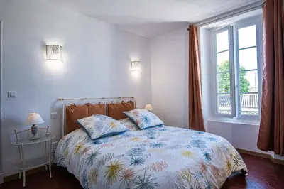 a bedroom with a bed and a window at Maison avec jardin proche du centre-ville Isle-sur-la-Sorgue in LʼIsle-sur-la-Sorgue