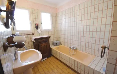a bathroom with a sink and a bath tub at 3 Bedroom Amazing Home In Lagnes in Lagnes