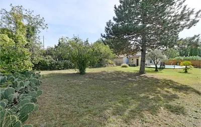 a yard with a tree and some plants at 3 Bedroom Nice Home In Mazan in Mazan