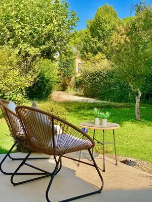 a park bench and a table in a garden at Appartement neuf et au calme proche Avignon in Althen-des-Paluds