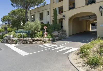 a street sign in front of a building at Hôtel du Golf de Pont Royal - appartement paisible rez de jardin - terrasse & piscine in Mallemort