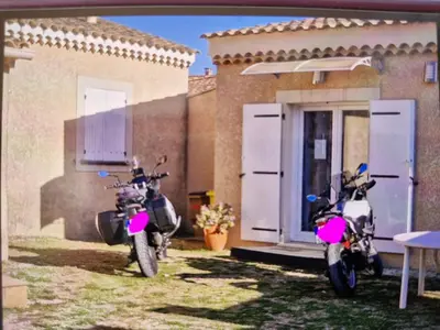 two motorcycles parked in front of a building at Petite maison meublée entre Avignon et Carpentras in Morières-lès-Avignon