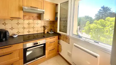 a kitchen with a window and a sink and a stove at Rendez-vous au soleil de Provence - gite 4 personnes 80m2 - coin jardin - climatisation in Cheval-Blanc