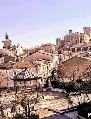 a view of a city with a castle in the background at Plein centre ville Appartement in Salon-de-Provence