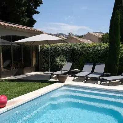 charmante location vacances avec piscine dans les alpilles