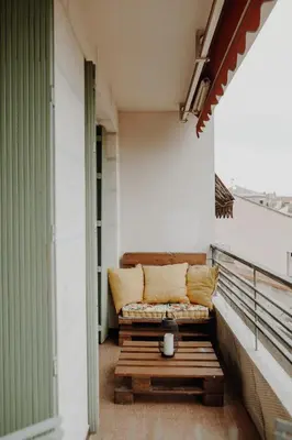 a bench sitting on the side of a balcony at Superbe appartement rénové - Salon de Provence in Salon-de-Provence