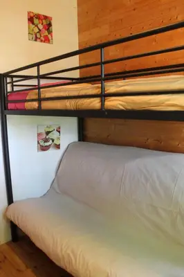 a bunk bed in a room with a bunk bedutenewayeway at Gîte sous le Tilleul, Luberon in Croagnes