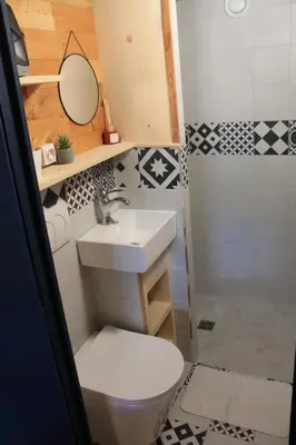a bathroom with a sink and a toilet and a shower at Gîte sous le Tilleul, Luberon in Croagnes