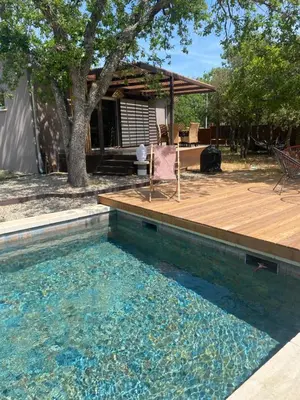 a swimming pool with a deck and a house at Gite Couleur Terre à 10MN de Gordes in Croagnes