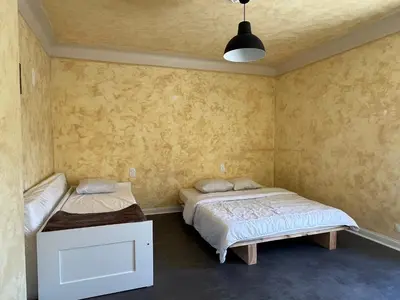 two beds in a room with yellow walls at Maison Provençale avec piscine in Carpentras