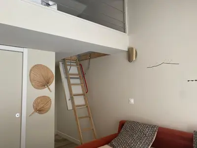 a room with a bunk bed with a ladder at Instant Parfait en Provence Chambre privée et piscine in Monteux