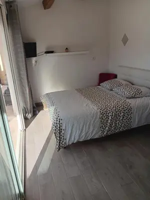 a bedroom with a bed in a room at Studio sympa meublé avec parking privé et piscine in Manosque