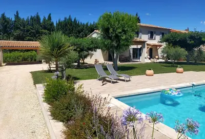a villa with a swimming pool and a house at Lou Mazet provençal à Eygalières - Piscine privée in Eygalières