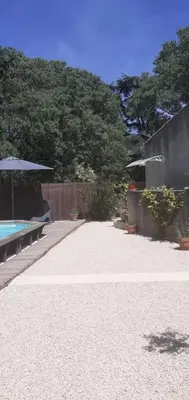 a backyard with a swimming pool and a fence at Location saisonnière avec piscine et terrasse au pied du luberon in Lauris