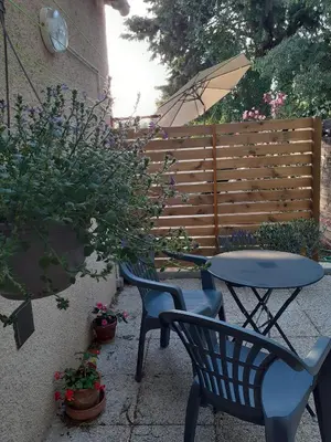 a patio with a table and chairs and a fence at Location saisonnière avec piscine et terrasse au pied du luberon in Lauris
